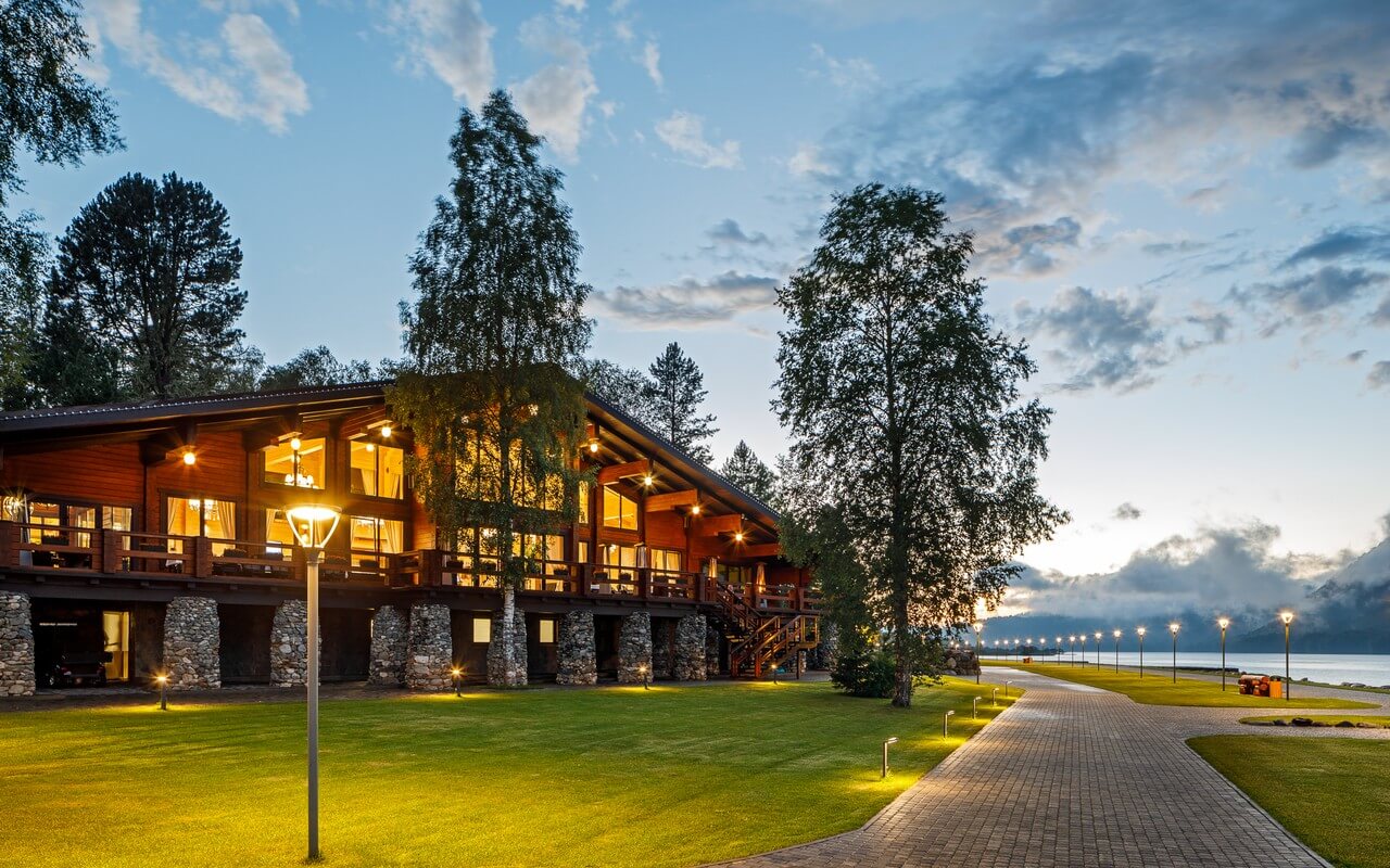 Крупный курортный комплекс люкс сегмента: роскошный Алтай Вилладж