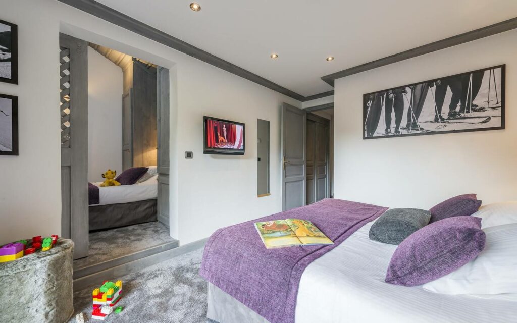 1117_family-room-3-pers.-2