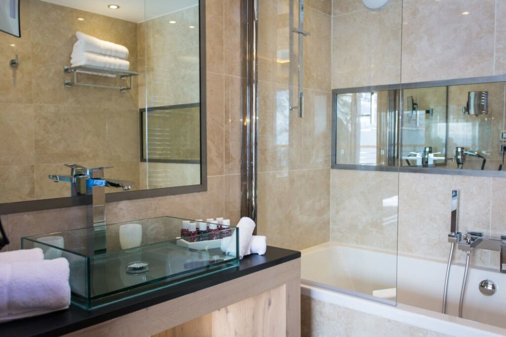 cf-tajimah-chambres-et-sdb-31-lavabo-bain